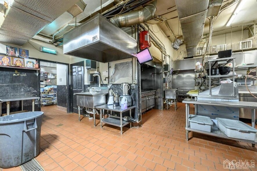 More Photos Of 522 Rt-33, Englishtown Restaurant For Lease