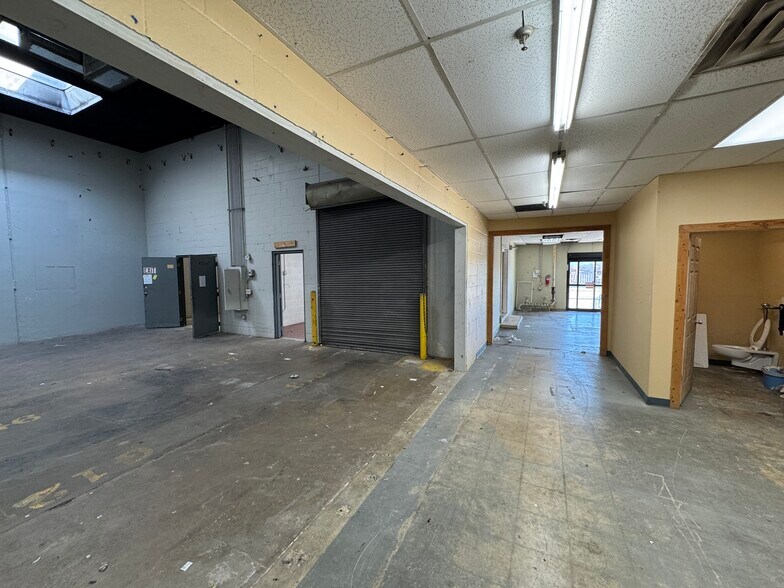 More Photos Of 10679 Harry Hines Blvd, Dallas Showroom For Lease