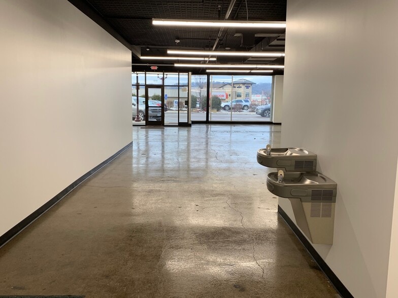 More Photos Of 615 S Front St, Mankato Storefront Retail Office For Lease