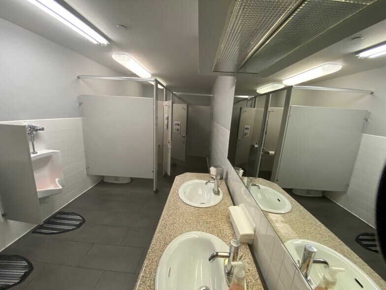 More Photos Of 9223 Deering Ave, Chatsworth Warehouse For Sale