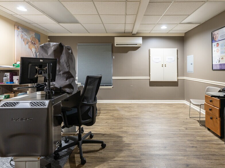 More Photos Of 1998 Hendersonville Rd, Asheville Medical For Sale