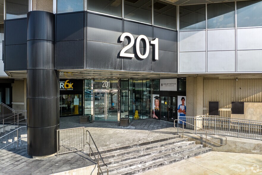 More Photos Of 201 City Centre Dr, Mississauga Office For Lease