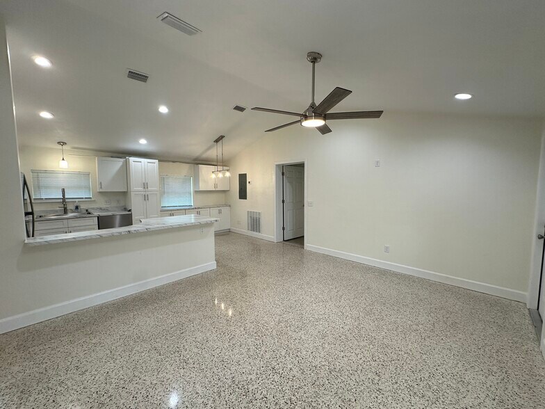 More Photos Of 7316 NE Waldo Rd, Gainesville Office For Lease