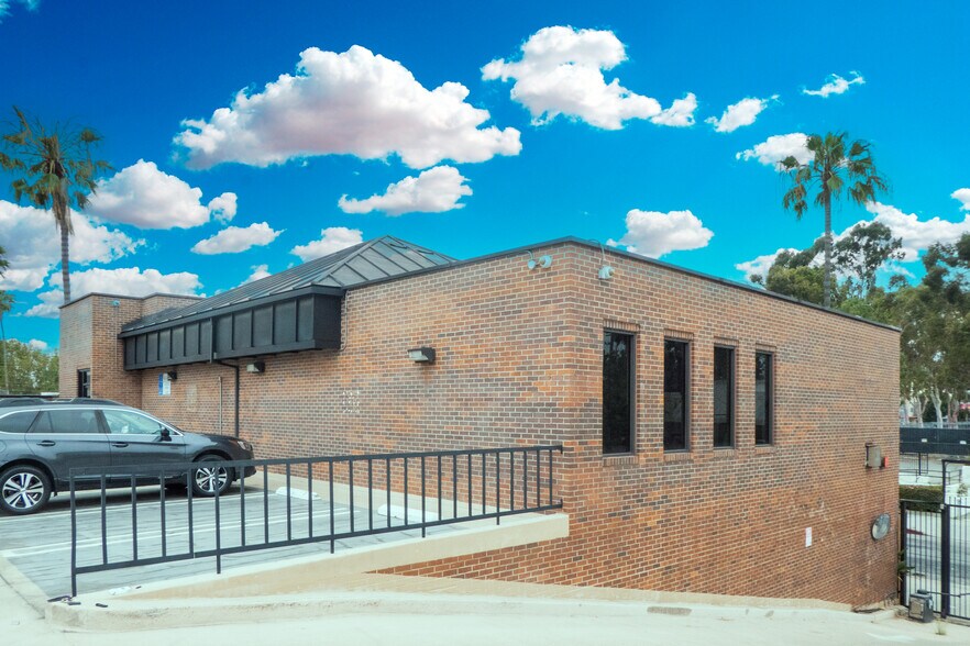 More Photos Of 464 N Fairfax Ave, Los Angeles Office For Lease