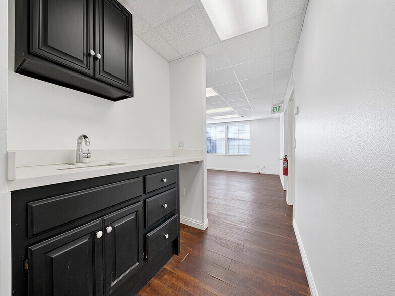 More Photos Of 2900 Bristol St, Costa Mesa Office For Sale