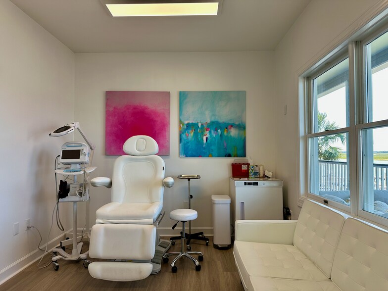 More Photos Of 103 Palm Blvd, Isle Of Palms Office For Sale