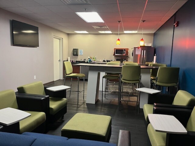 More Photos Of 7820 E Pleasant Valley Rd, Independence Loft Creative Space For Lease