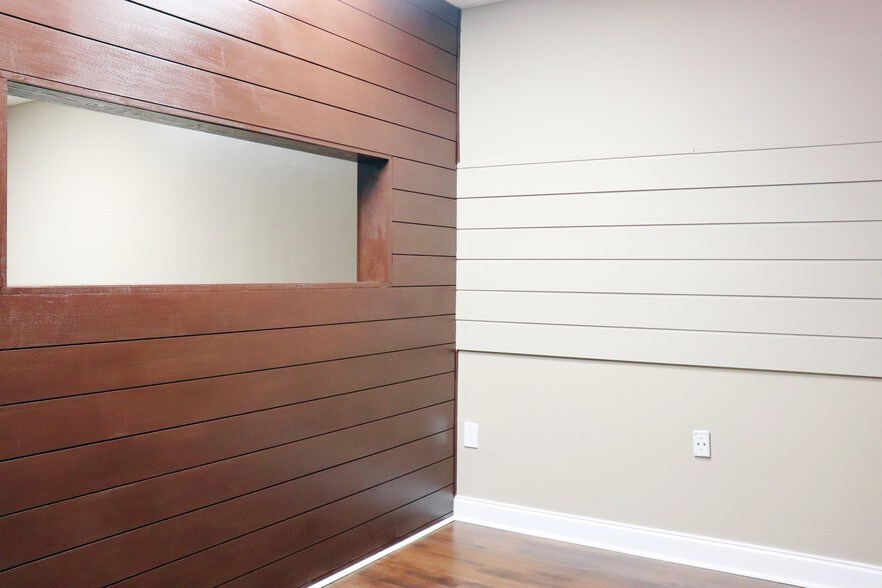 More Photos Of 2441 NW 93rd Ave, Miami Showroom For Sale