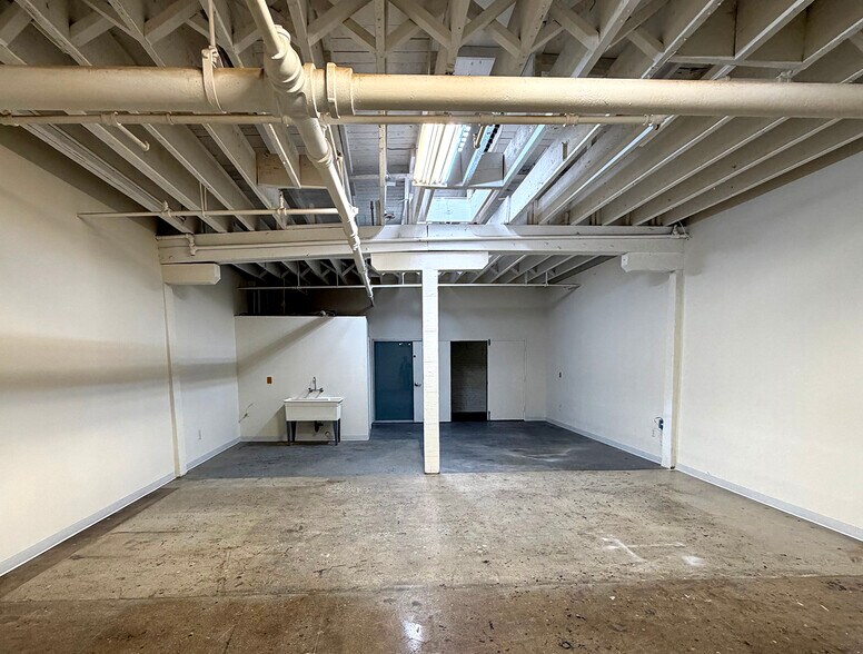 More Photos Of 118 W 36th St, Los Angeles Flex For Lease