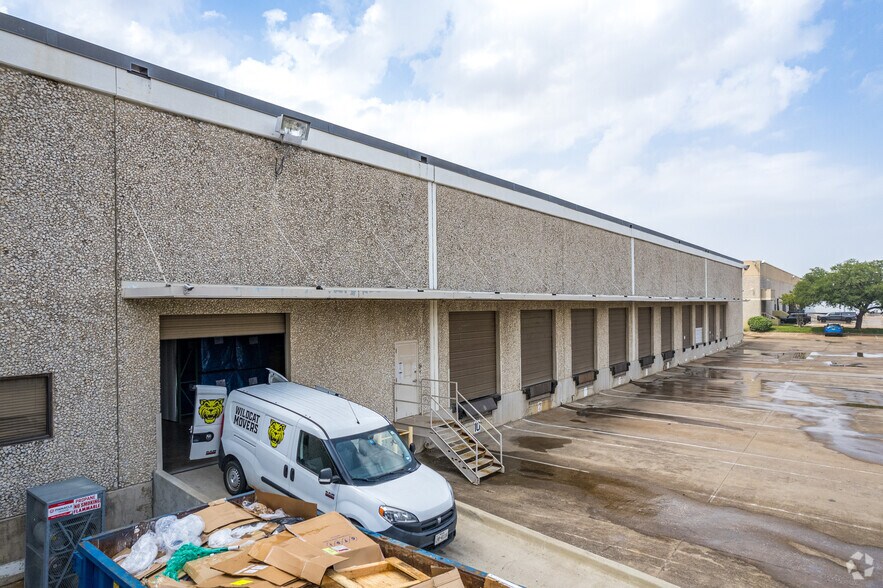 More Photos Of 4545 Spring Valley Rd, Farmers Branch Warehouse For Lease