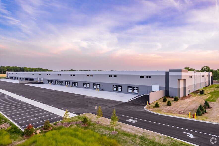 More Photos Of 9141 S 13th St, Oak Creek Warehouse For Lease