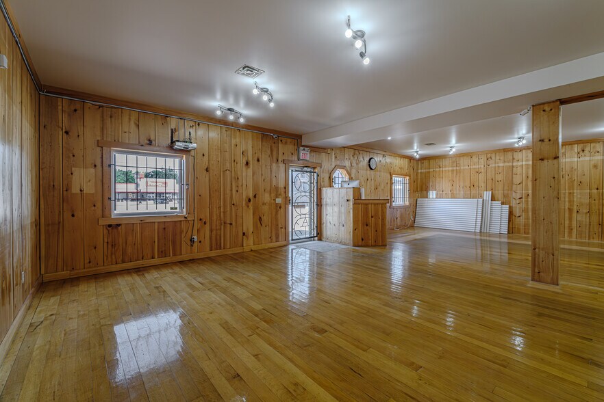 More Photos Of 316 Queensway W, Simcoe Storefront Retail Office For Sale