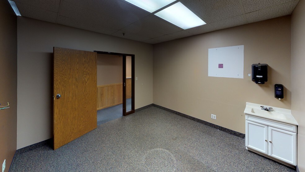 More Photos Of 110-114 S Rum River Dr, Princeton General Retail For Lease