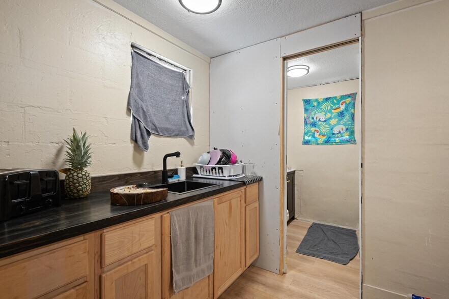 More Photos Of 4349 Louis Ave, Holiday Warehouse For Sale