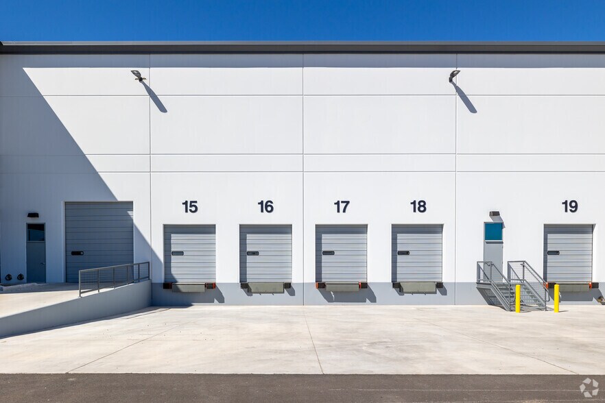 More Photos Of 2717 E Corona Rd, Tucson Warehouse For Lease