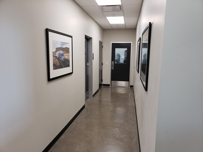 More Photos Of 2475 NW Canal Blvd, Redmond Flex For Lease