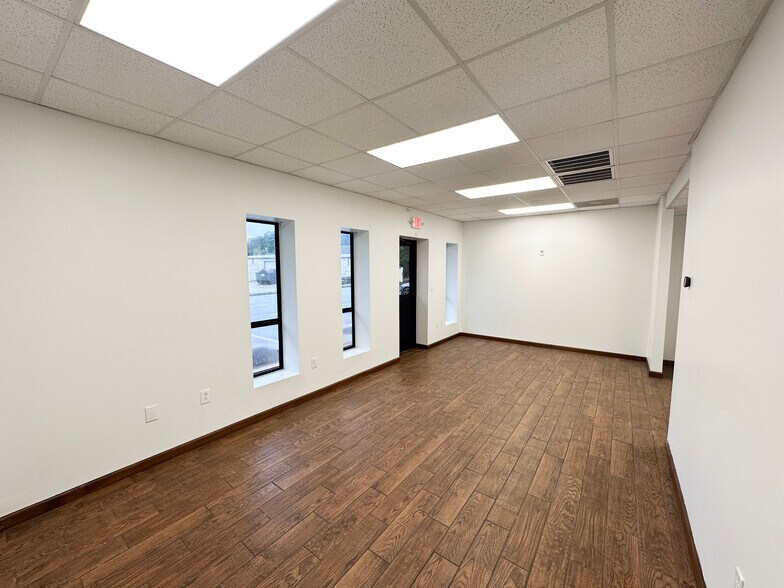 More Photos Of 209 Industrial Park Dr, Cumming Warehouse For Lease