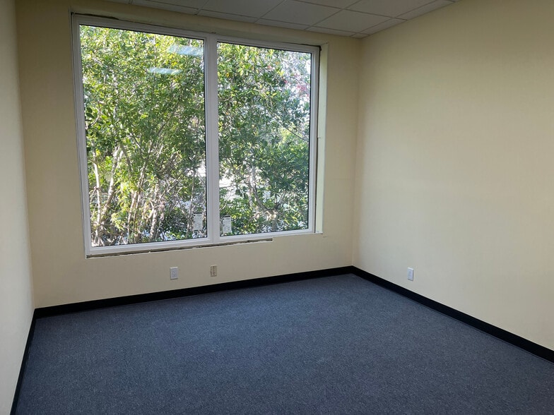 More Photos Of 3120-3131 E Riverside Dr, Fort Myers Research And Development For Lease