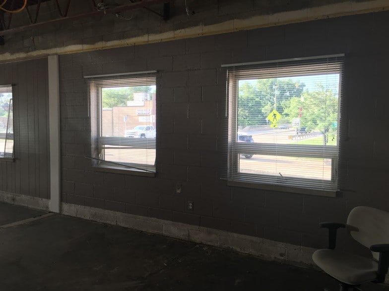 More Photos Of 202 S Bridge St, Yorkville Storefront For Sale