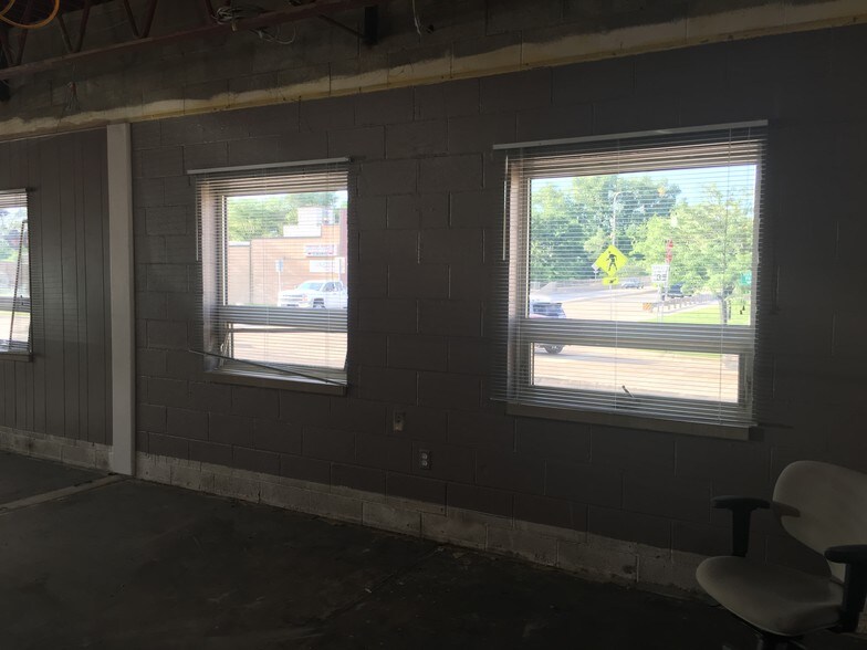 More Photos Of 202 S Bridge St, Yorkville Storefront For Sale