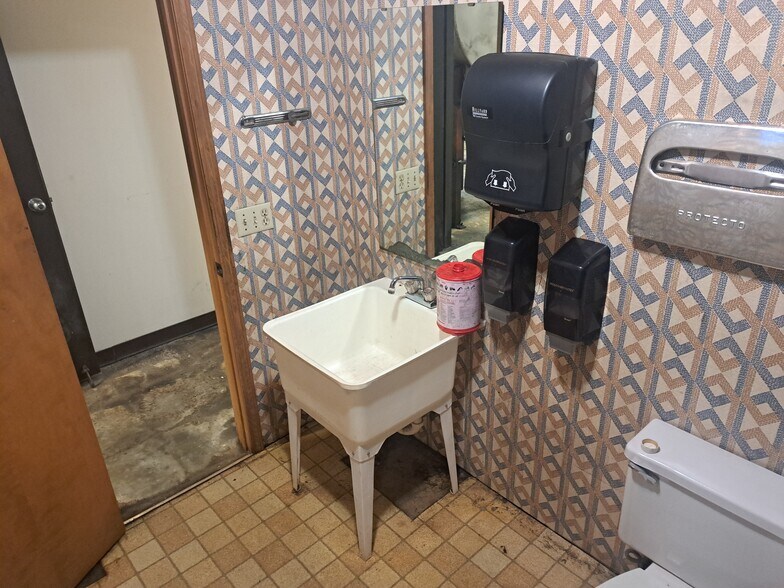 More Photos Of 4602 N US Highway 63, West Plains Flex For Sale