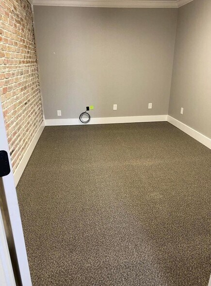 More Photos Of 1260 N Main St, Vidor Office For Sale