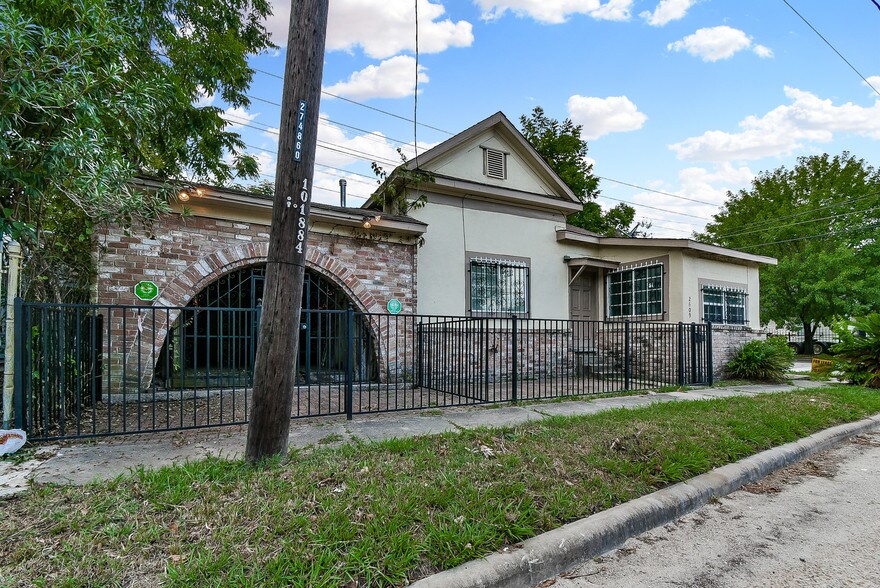 Primary Photo Of 2609 Elysian St, Houston Apartments For Sale