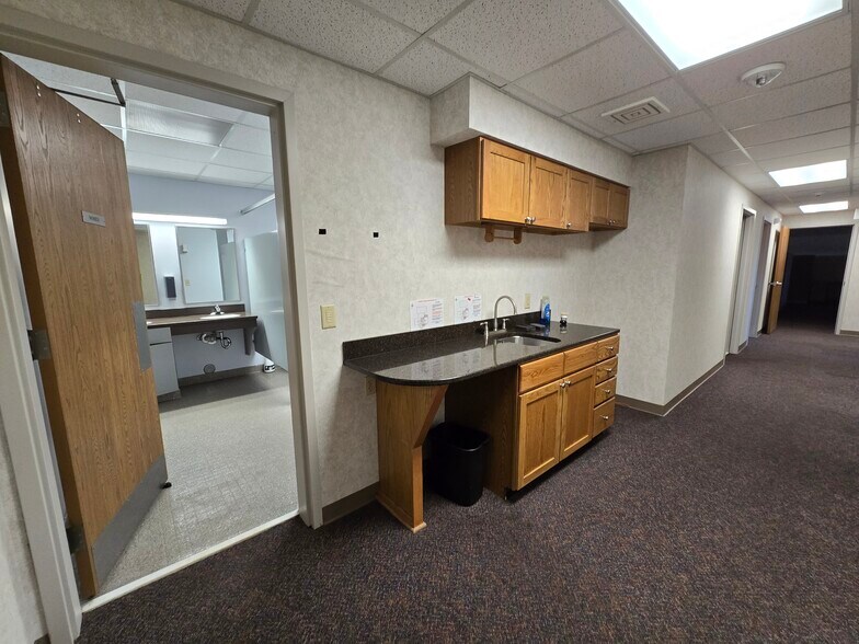 More Photos Of 3933 Monitor Rd, Bay City Office For Sale