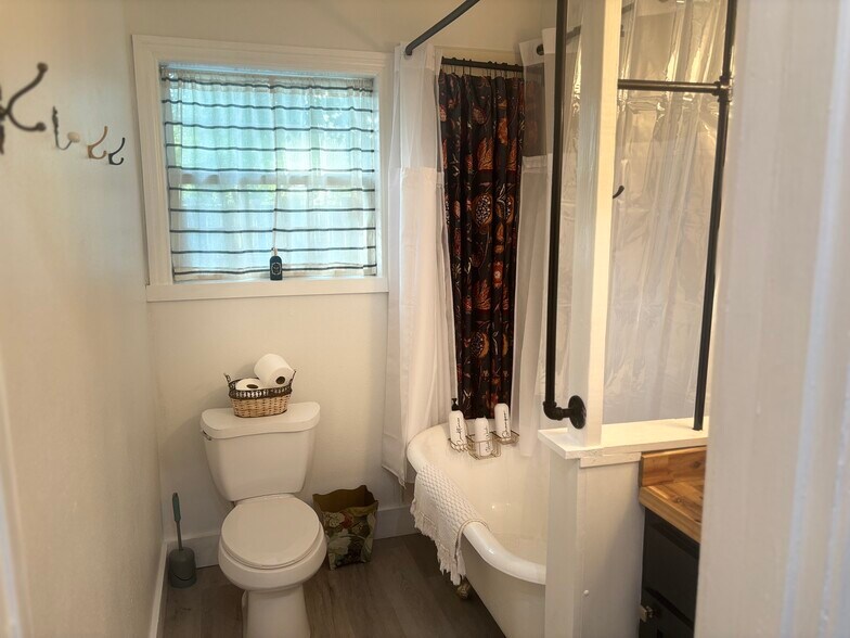 More Photos Of 400 Oak St, Bryan Office Residential For Lease