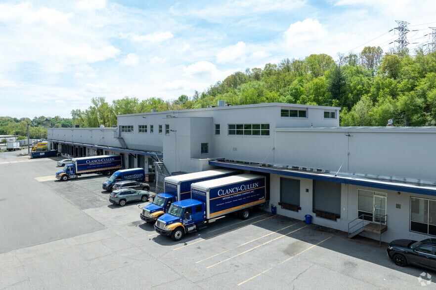 More Photos Of 4 Warehouse Ln, Elmsford Warehouse For Lease