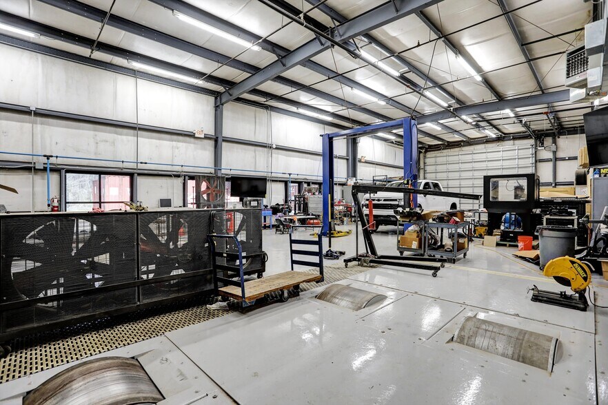 More Photos Of 7375 Adrianne Pl, Bartlett Light Distribution For Lease