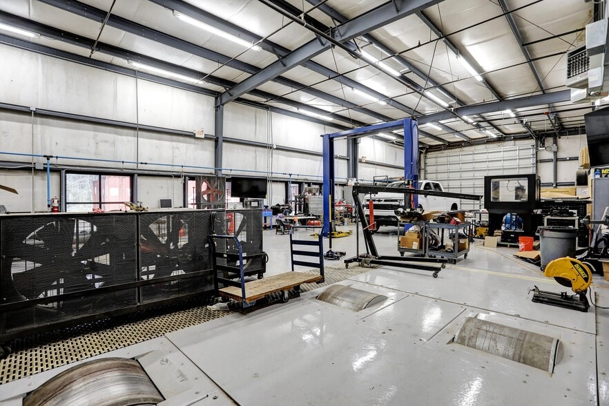 More Photos Of 7375 Adrianne Pl, Bartlett Light Distribution For Lease