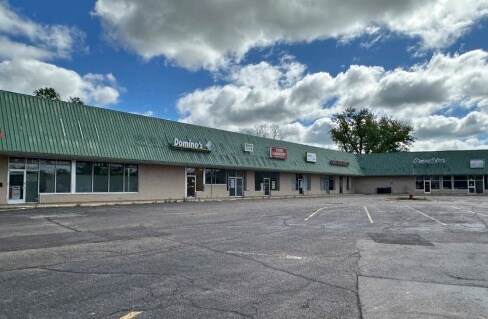 More Photos Of 300-320 Wolf River Plz, New London Freestanding For Lease