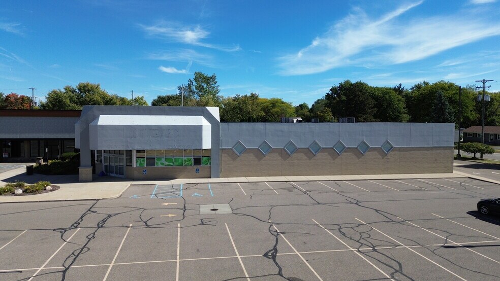 More Photos Of 727-817 N State Rd, Davison Unknown For Lease