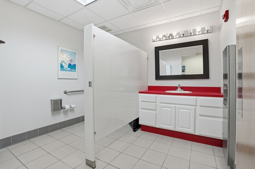 More Photos Of 19 John Clarke Rd, Middletown Office For Sale