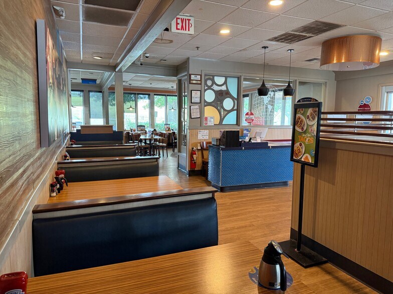 More Photos Of 5604 Merchants Center Blvd, Knoxville Restaurant For Lease
