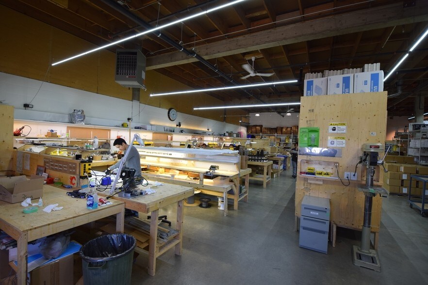 More Photos Of 512 Manitou Rd, Calgary Showroom For Lease