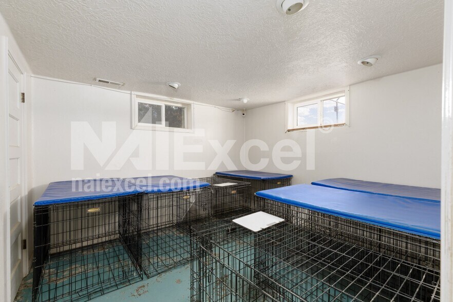 More Photos Of 1545 W State St, Hurricane Veterinarian Kennel For Sale