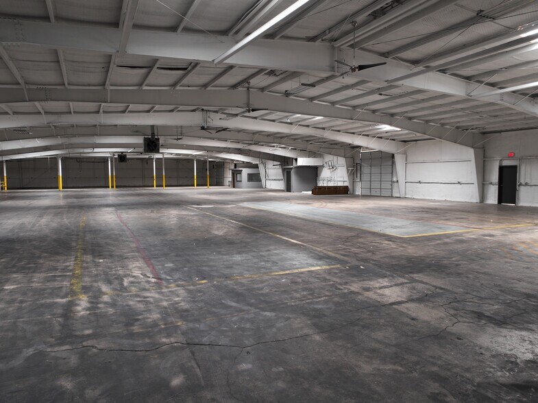 More Photos Of 7951 E Evans Rd, San Antonio Warehouse For Lease