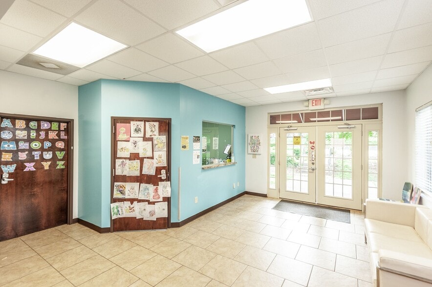 More Photos Of 20 Executive Park Dr, Hendersonville Loft Creative Space For Sale