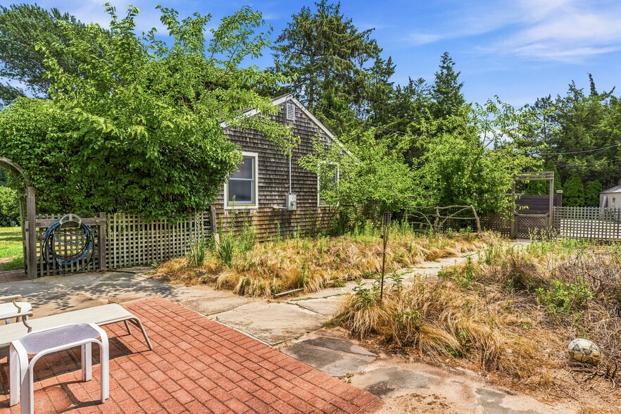 More Photos Of 127 Inlet Rd W, Hampton Bays Hospitality For Sale