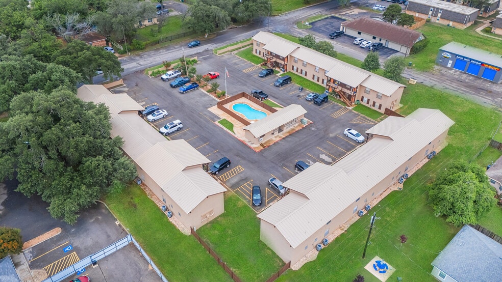 More Photos Of 500 E Nopal St, Uvalde Apartments For Sale