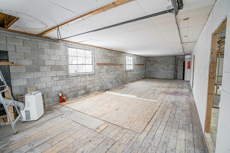 More Photos Of 2324 Vermillion St, Hastings Freestanding For Lease