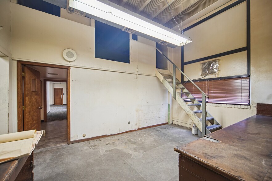 More Photos Of 200 1st Ave E, Newton Office For Sale