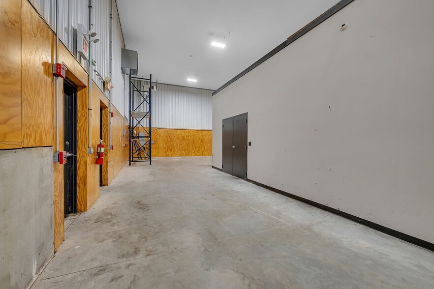 More Photos Of 801 Brian Dr, Crest Hill Light Distribution For Lease