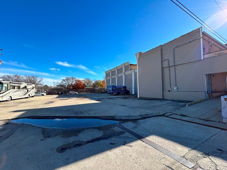 More Photos Of 1401 S Circle Ave, Forest Park Warehouse For Sale