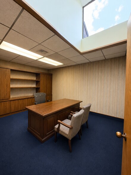 More Photos Of 400 Webster St, Leesburg Office For Lease