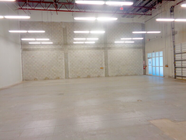 More Photos Of 5501-5553 N Nob Hill Rd, Sunrise Light Distribution For Lease