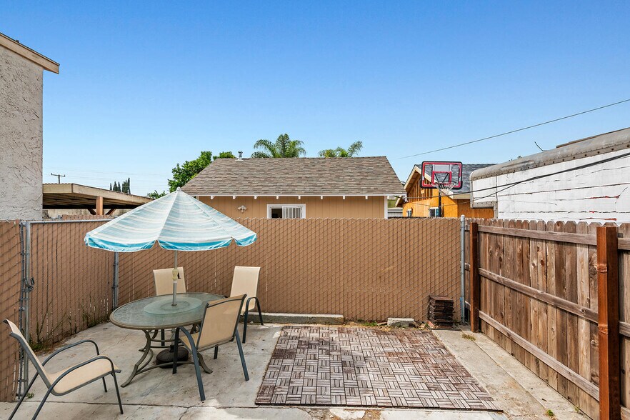 More Photos Of 1910 W Lincoln St, Long Beach Multifamily For Sale