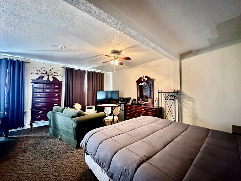 More Photos Of 925 1st Ave, Monte Vista Hotel For Sale